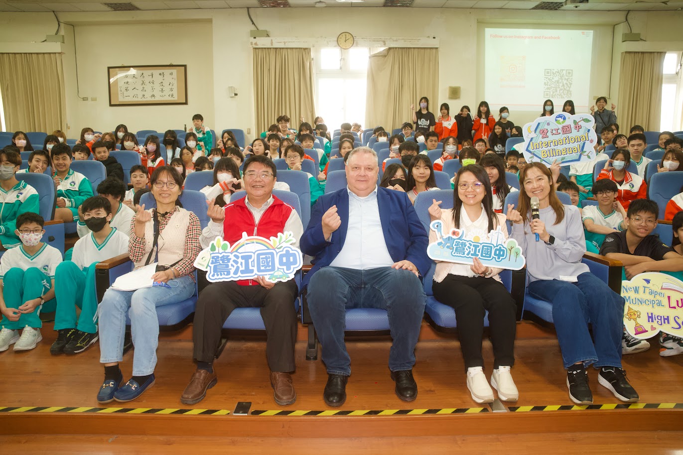 Director Christian Helbig with teachers and students of Lujiang Junior High School.