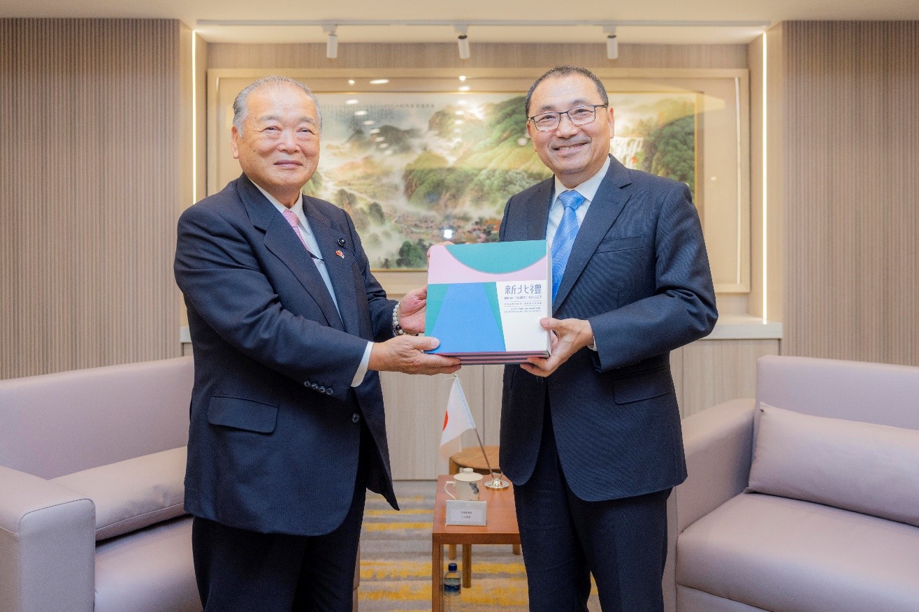 Mayor Hou Yu-ih presents a New Taipei Select gift to Assembly member Hiroaki Kawana (left).