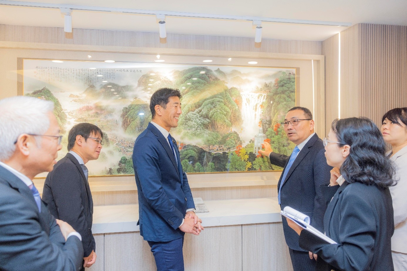 Mayor Hou introduces a painting of New Taipei City’s beautiful landscape to the visiting delegation.