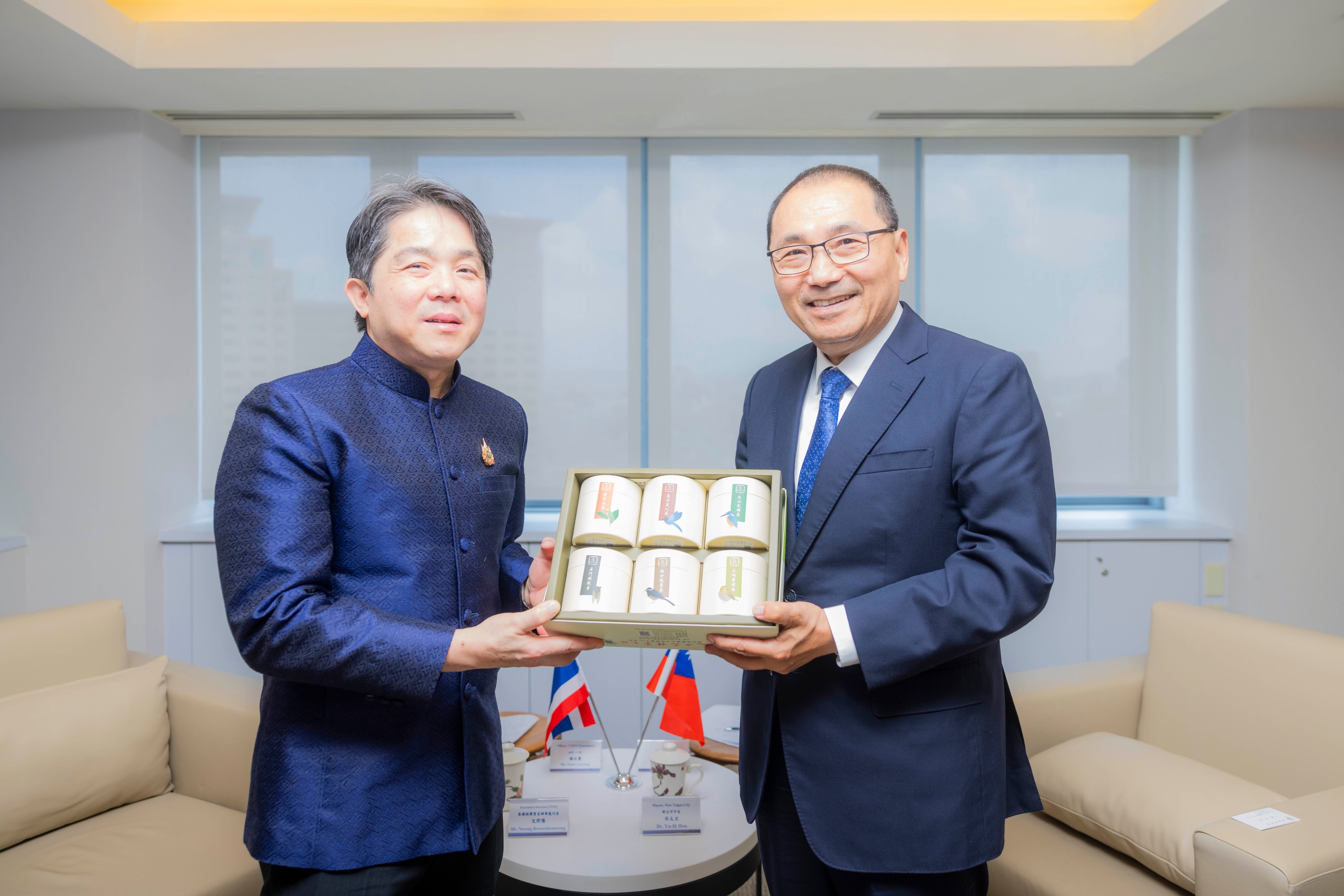 Mayor Hou presents Executive Director Boonsatheanwong with a box of fine tea from New Taipei City as a commemorative gift.