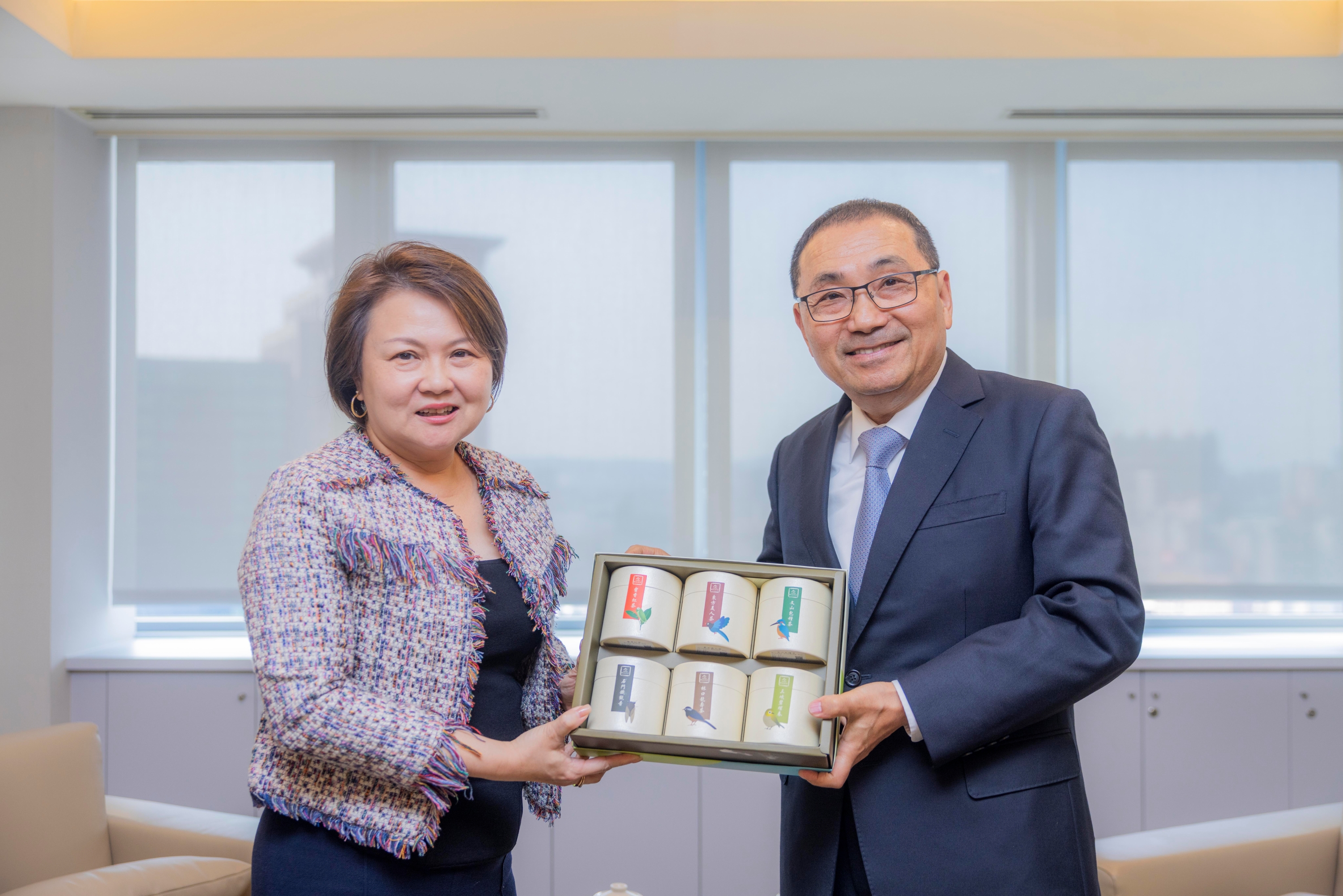 Mayor Hou presents Foo with a box of fine tea from New Taipei City as a commemorative gift.