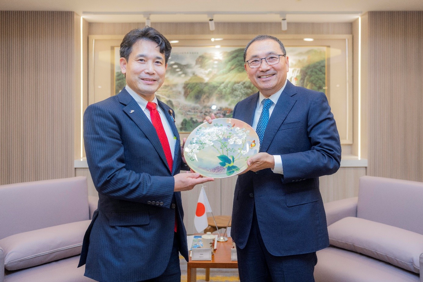 Mayor Hou presents ceramic art from Yingge to Councillor Member Hironori Takinami.
