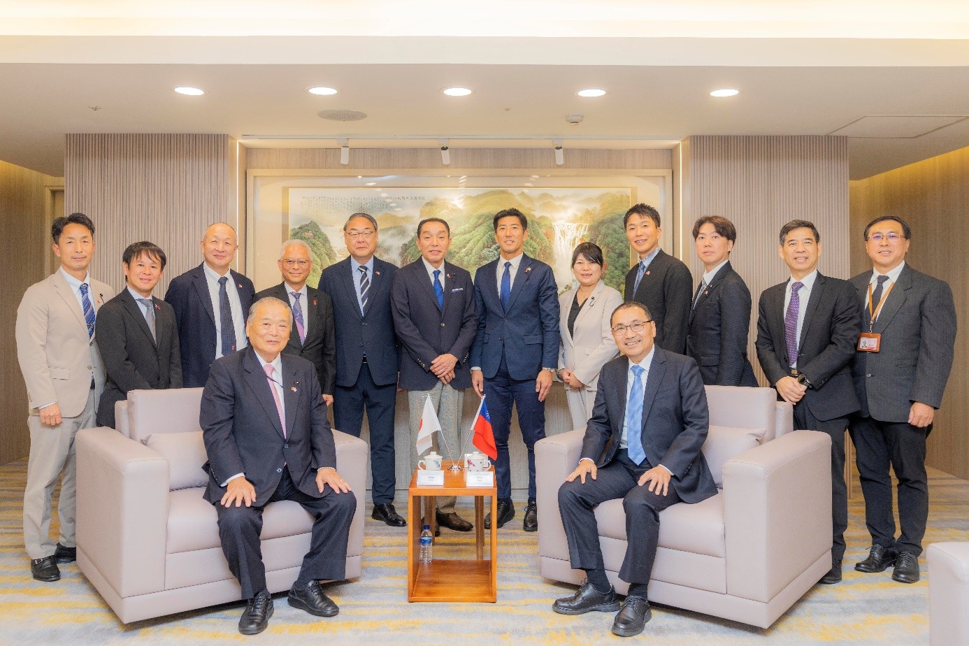 Group photo of Mayor Hou and the visiting delegation.