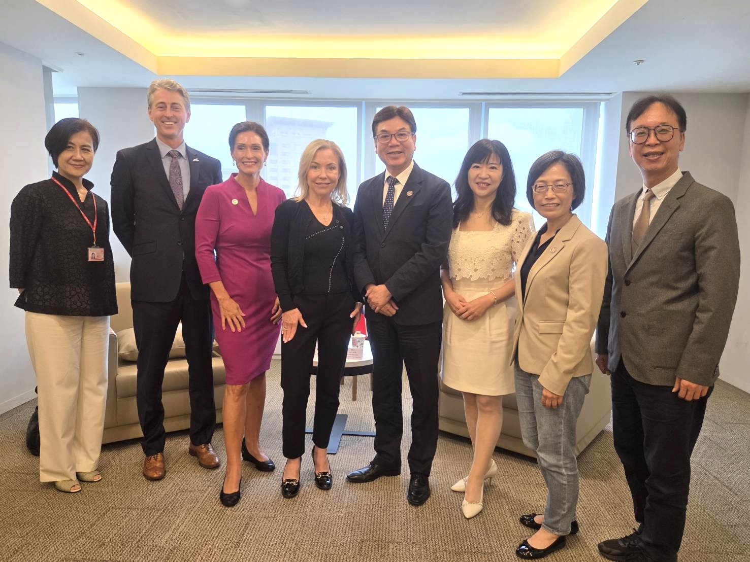 Leading the New Taipei City government team, Deputy Mayor Her-Ran Liou receives the delegation headed by Lisa Borowsky (fourth from left), Mayor of Scottsdale.