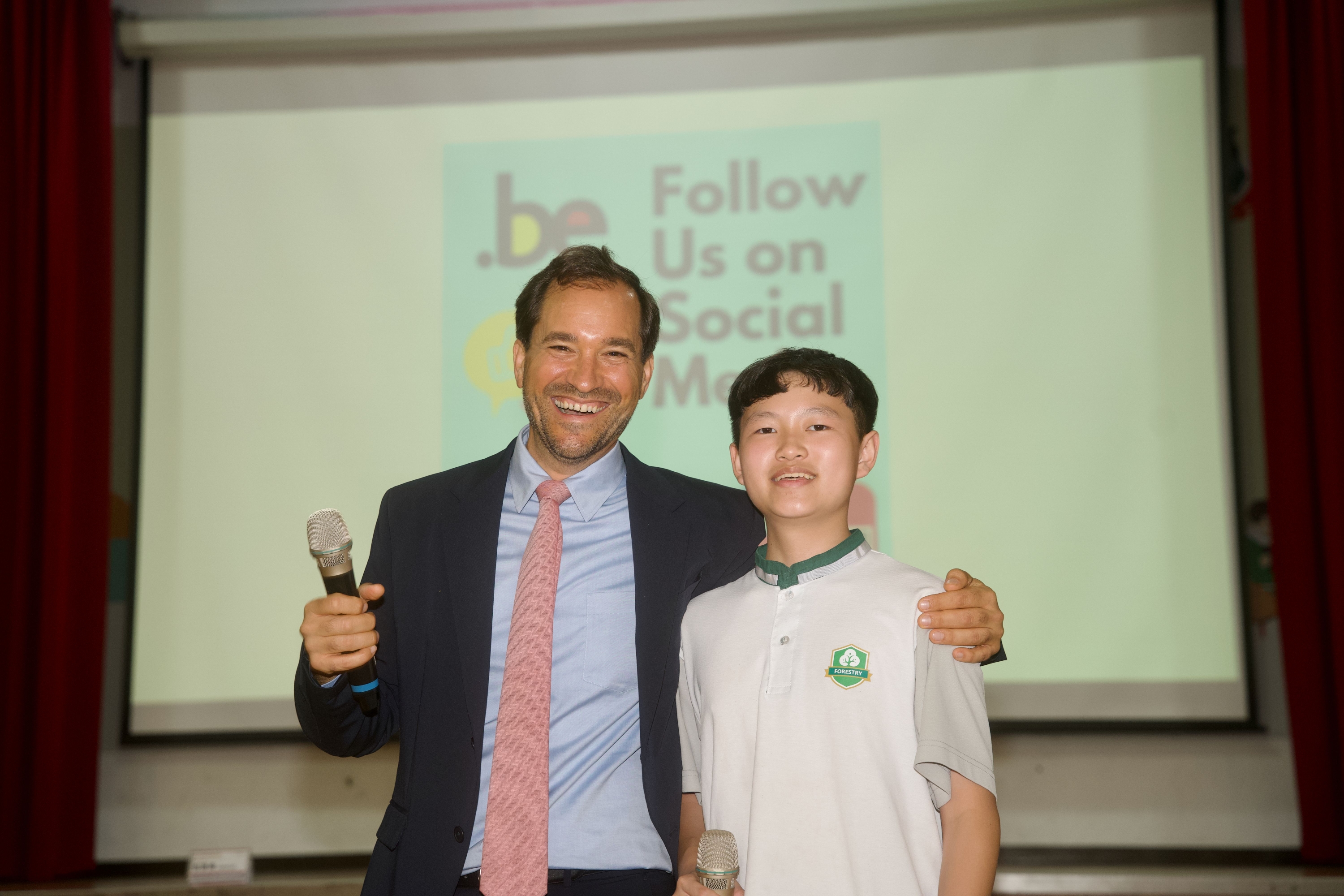 馬徹處長與國二學生蔡帛源合影