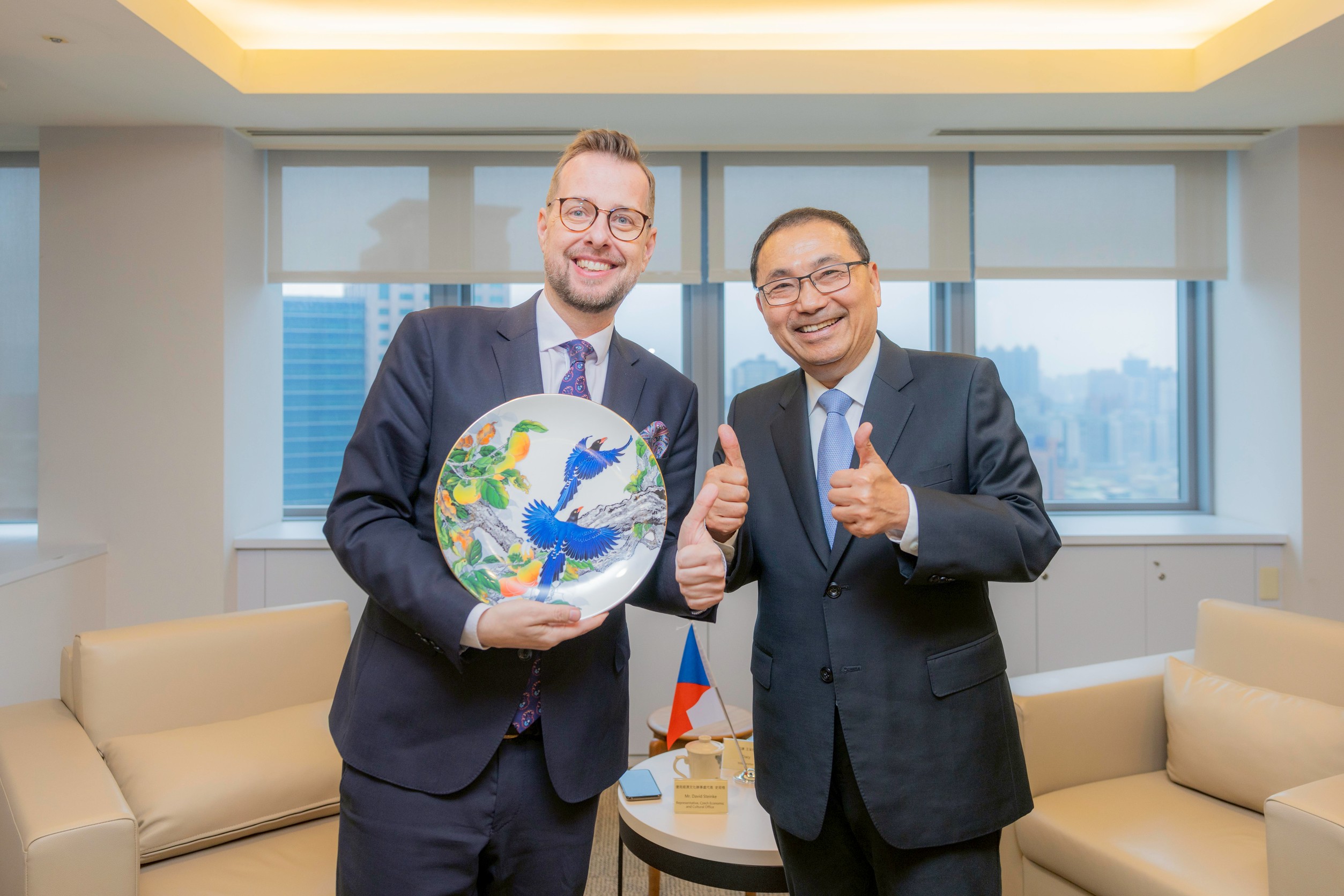 Dr. Hou presents a transferware of the Taiwan blue magpie as a commemorative gift to David Steinke