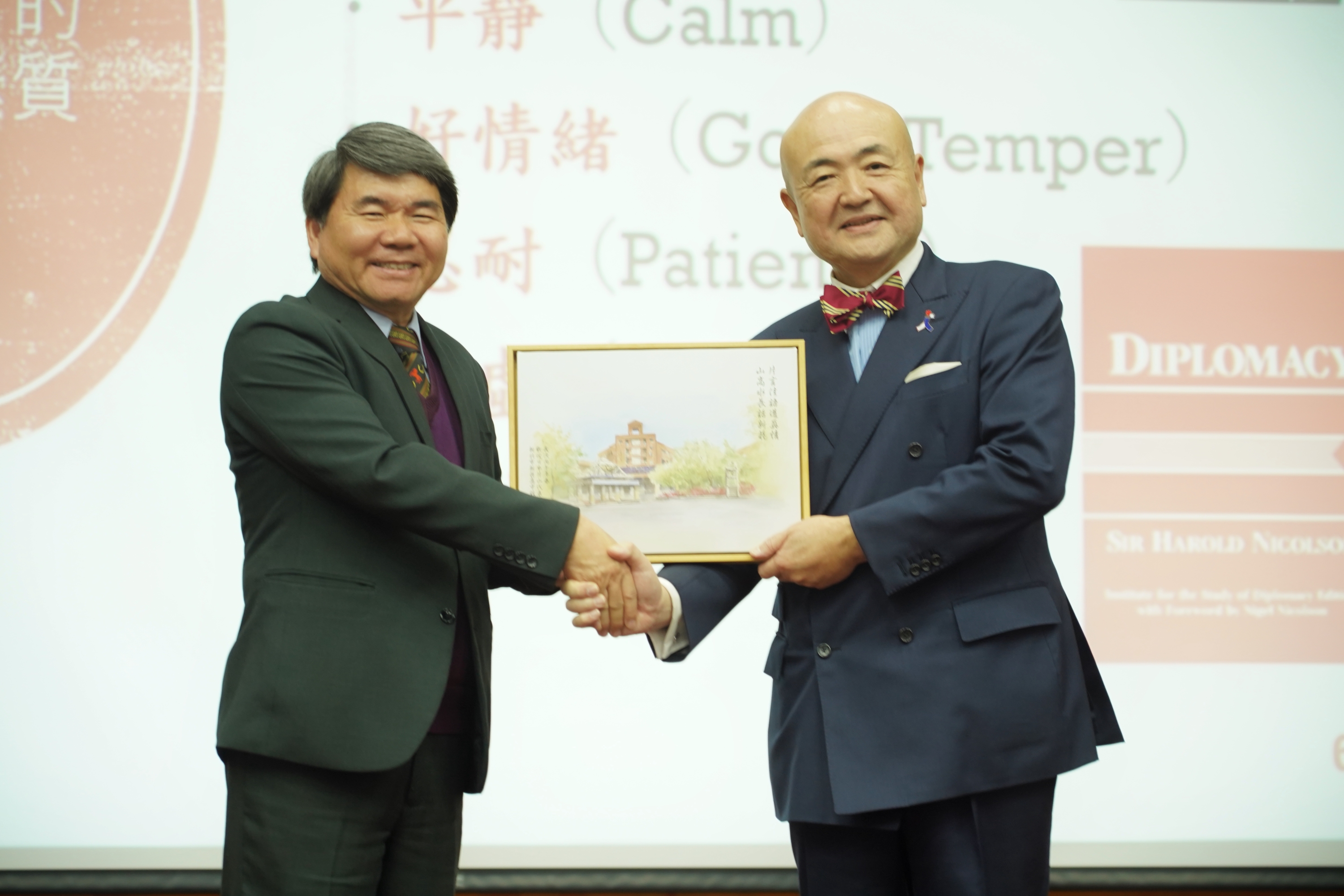 Chin-Cheng Hsieh, Principal of Hsin Chuang Senior High School, presents Kazuyuki Katayama with a commemorative gift.