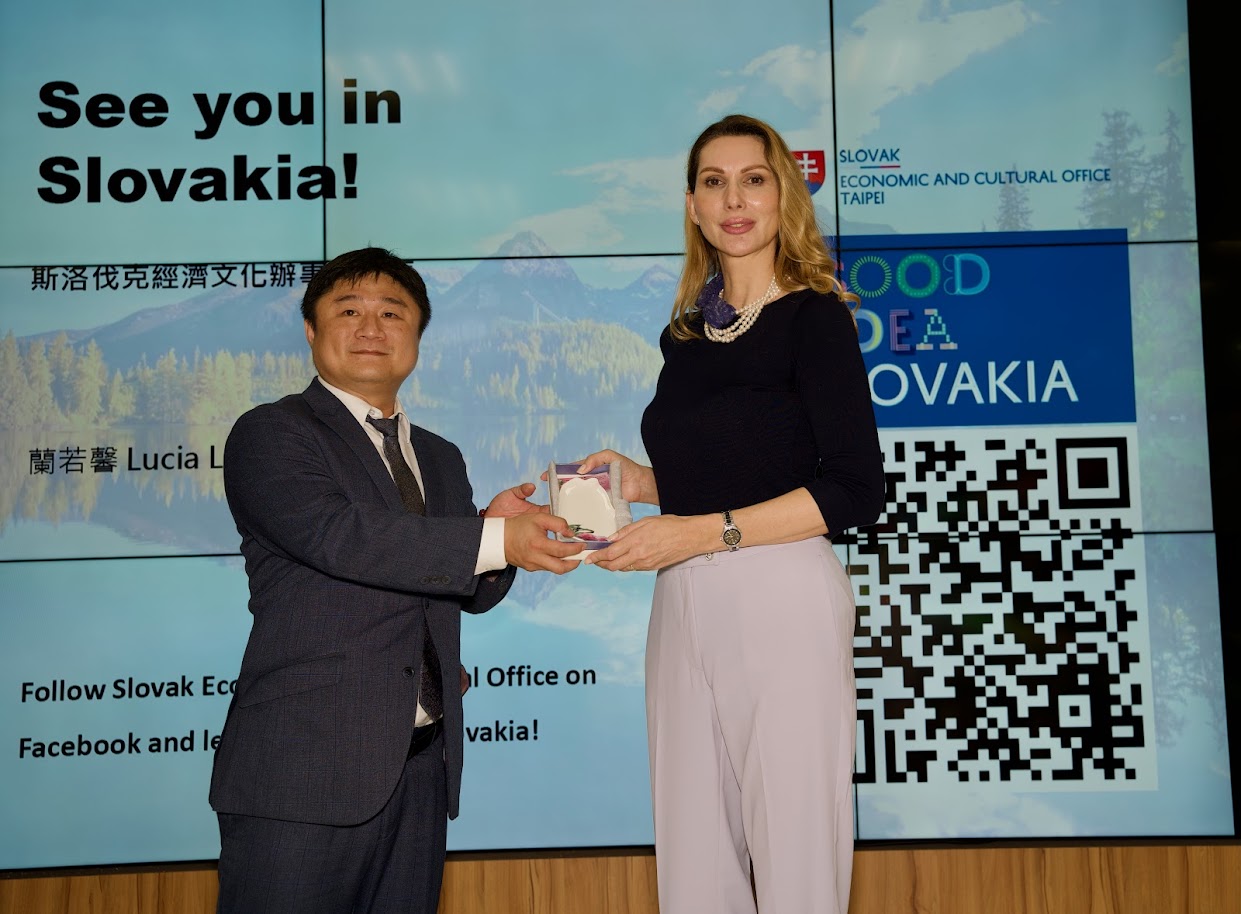 樟樹實中校長林浩吉致贈斯洛伐克代表新北特色紀念品