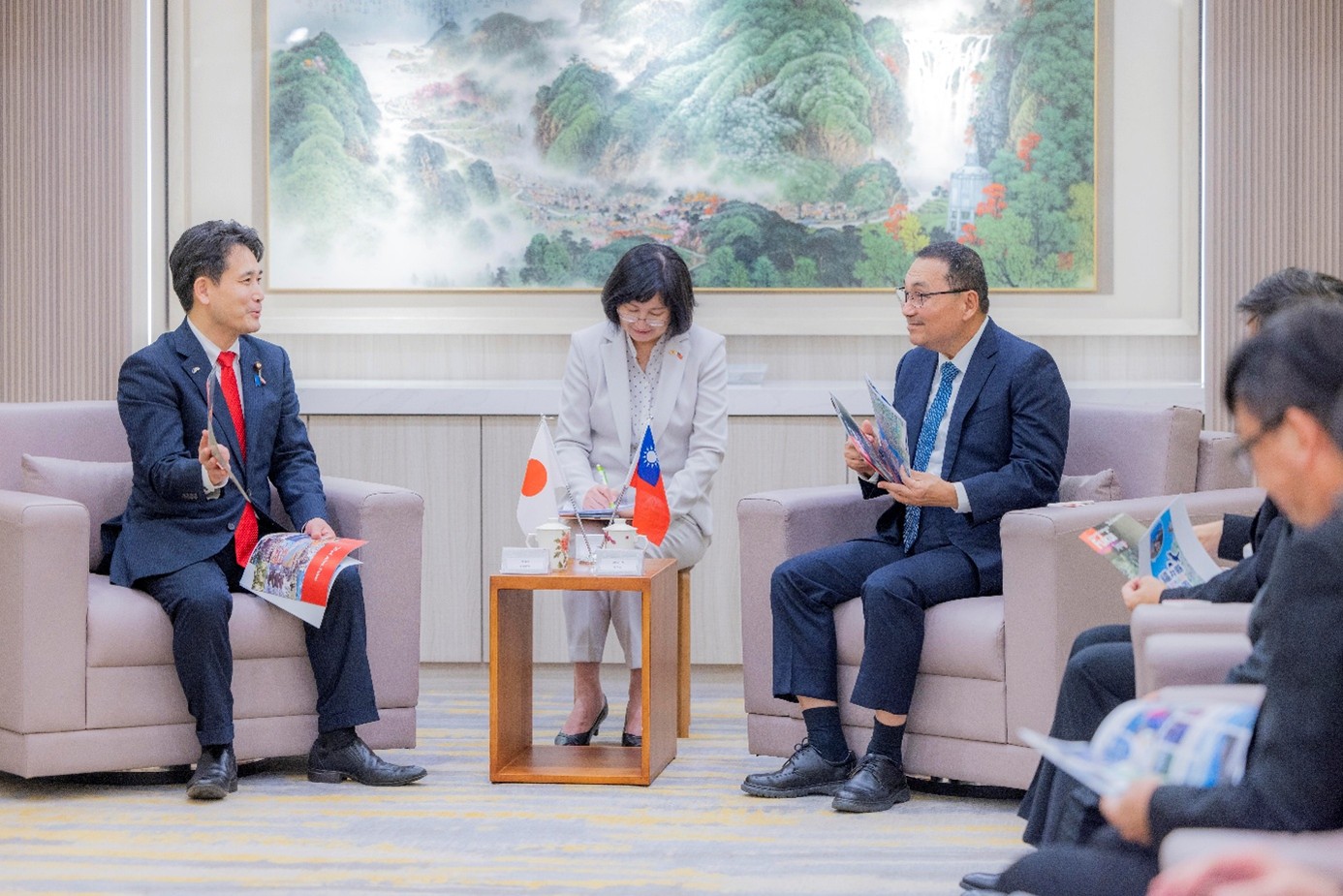 Councillor Member introducing Fukui Prefecture’s tourist attractions and local specialties to Mayor Hou.