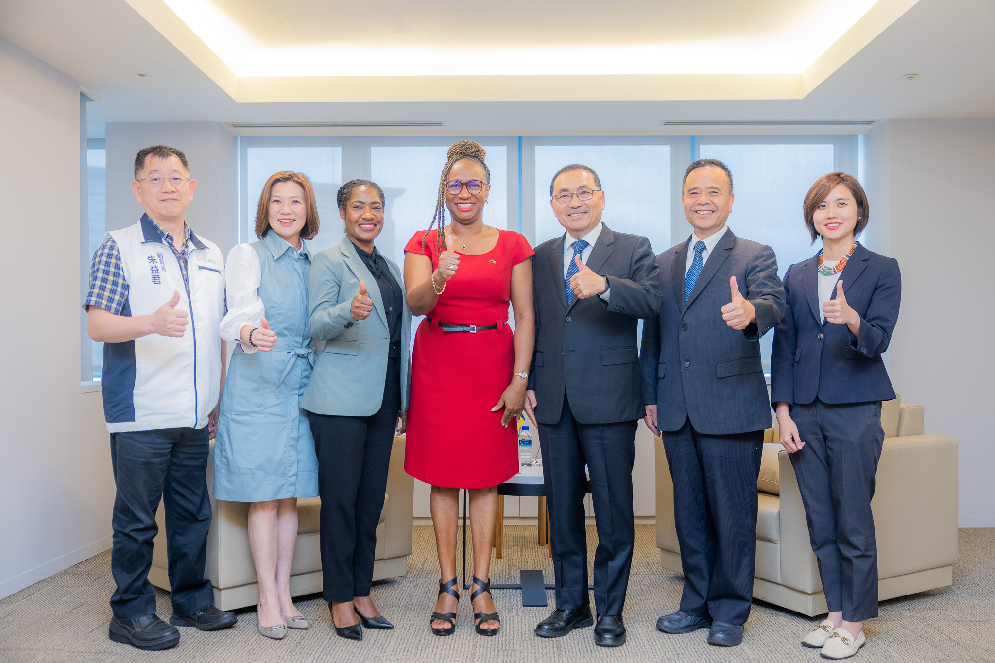 Ambassador Andrea Bowman (center) and Counsellor Ms. Shebby-Ann Dennie (third from left) visit New Taipei City Mayor Hou Yu-ih (third from right), accompanied by Siku Yaway (Commissioner of the Indigenous Peoples Department, from right), Lee Ching-an (Commissioner of the Fire Department), Yao Ching-yu (Director-general of the Secretariat), and Chu I-Chun (Deputy Director-general of the Environmental Protection Department).