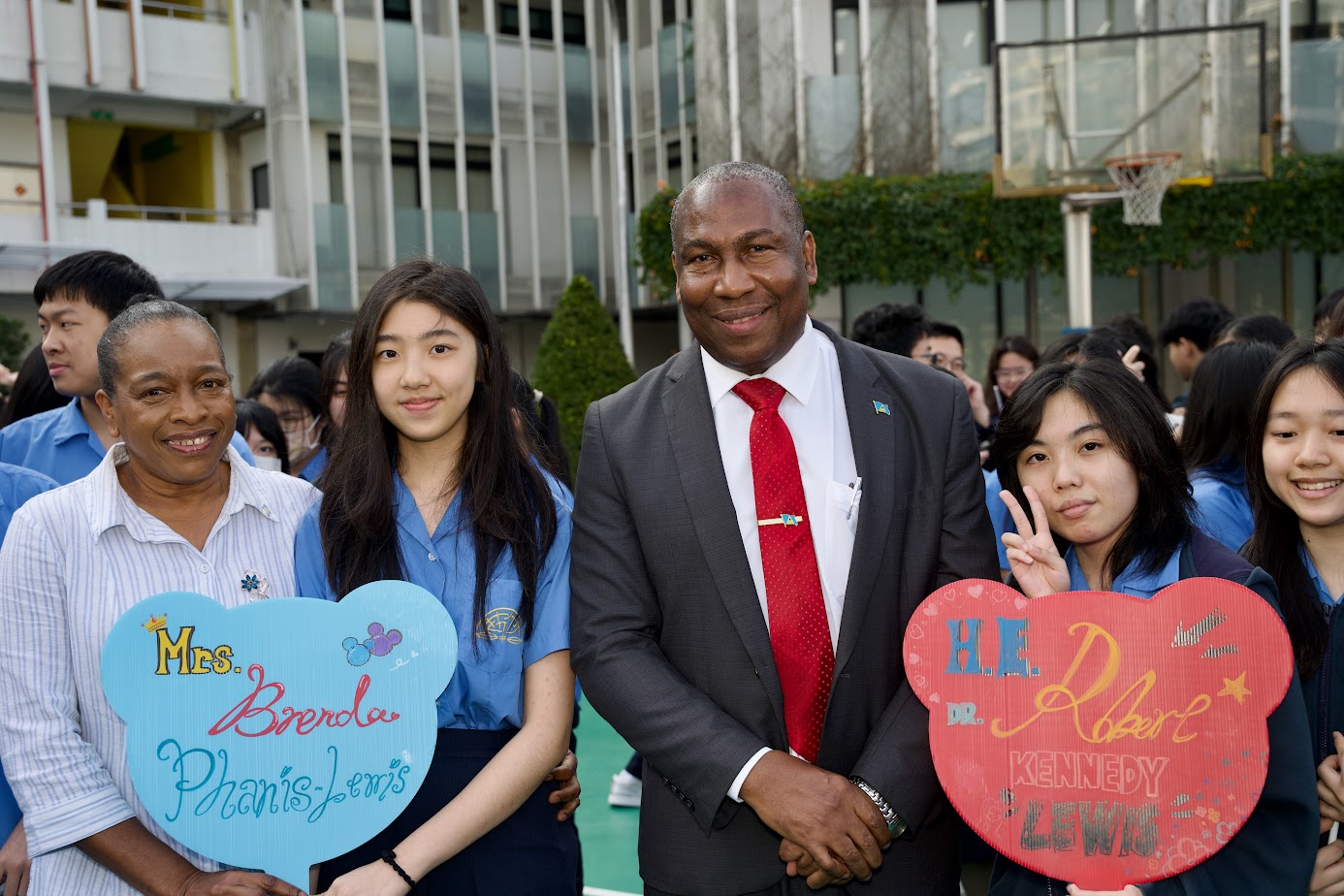 Ambassador Robert Kennedy Lewis and his wife visit Chu-Lin Private High School and engage in vibrant interactions with students.