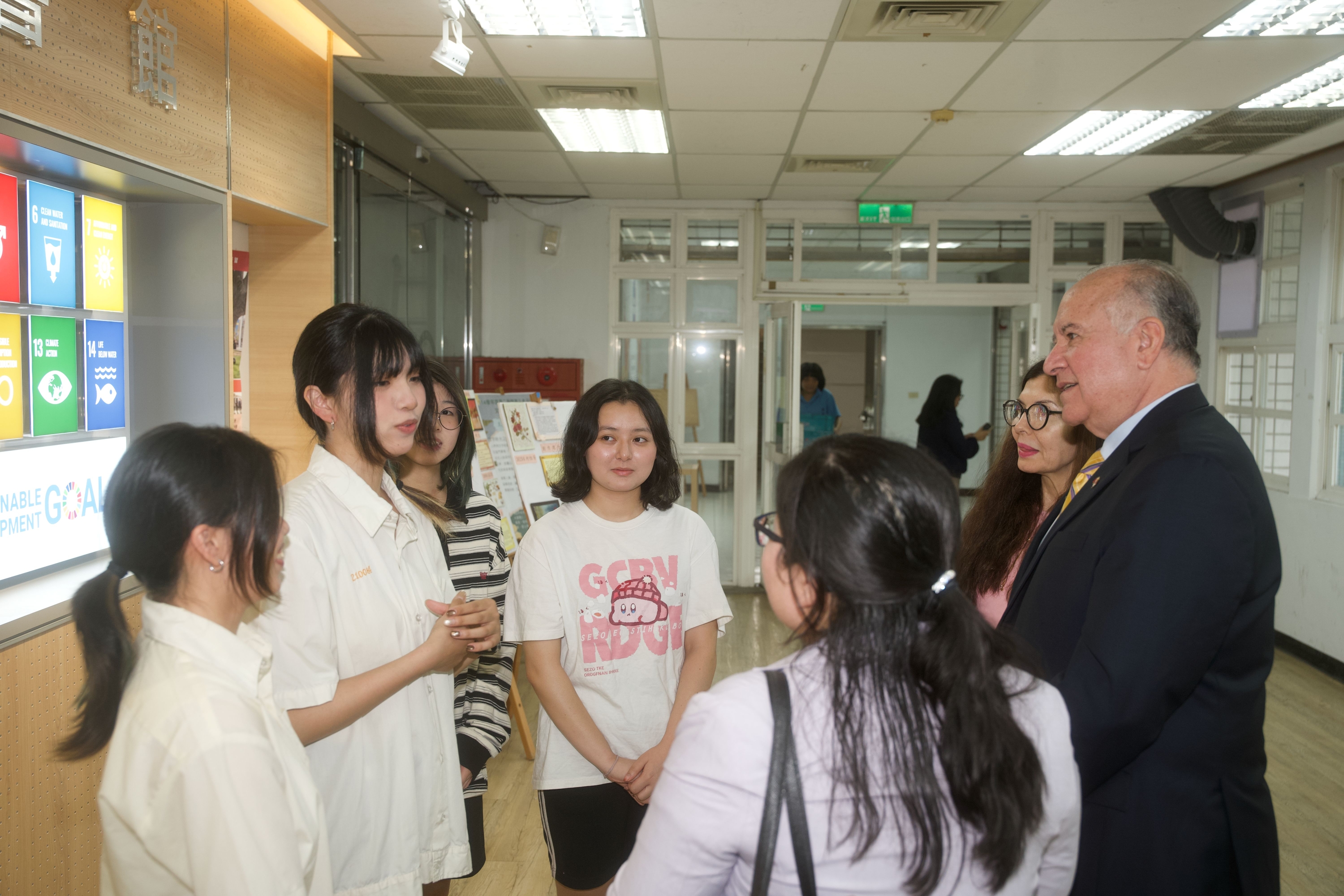 錦和高中學生和傅達耀大使及夫人交流