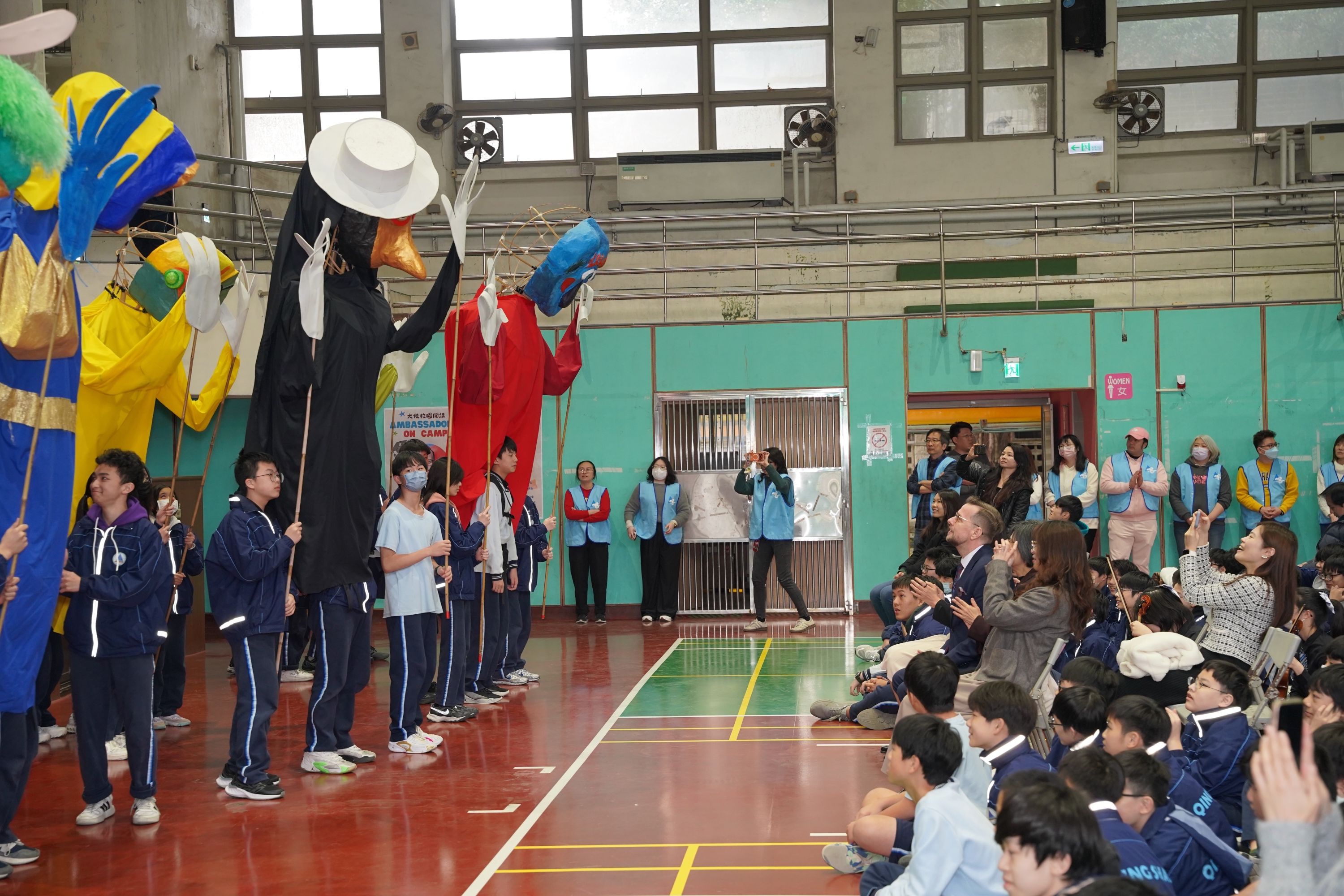 students from Qingshan Junior High School prepared a puppet show,