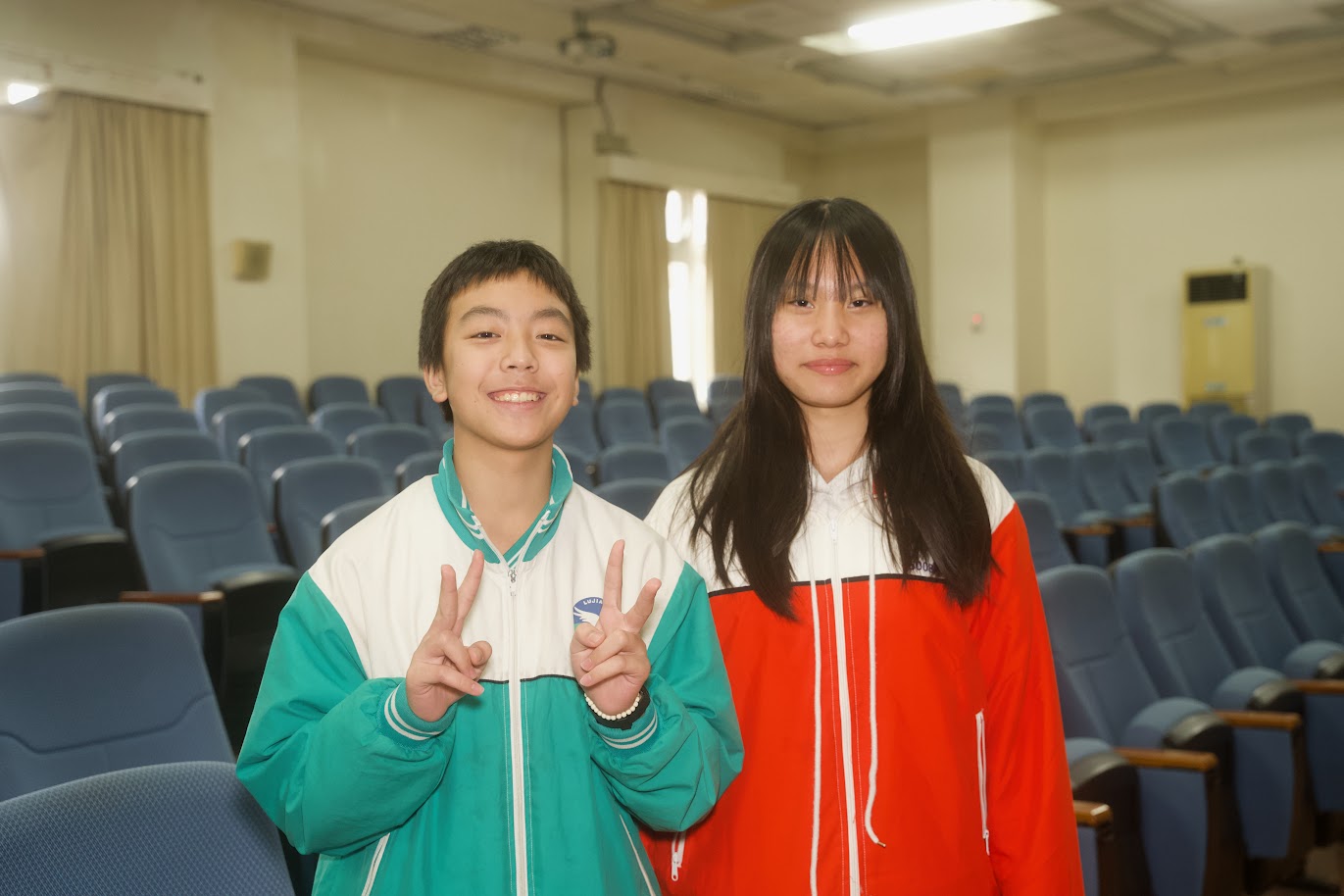 Students from Lujiang Junior High School share their thoughts after the speech.