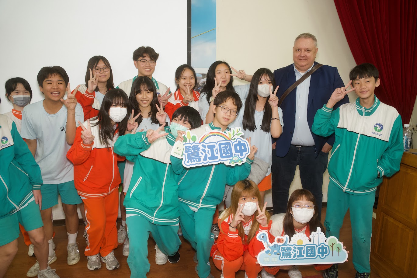 Students from Lujiang Junior High School welcome Director Helbig on his visit.