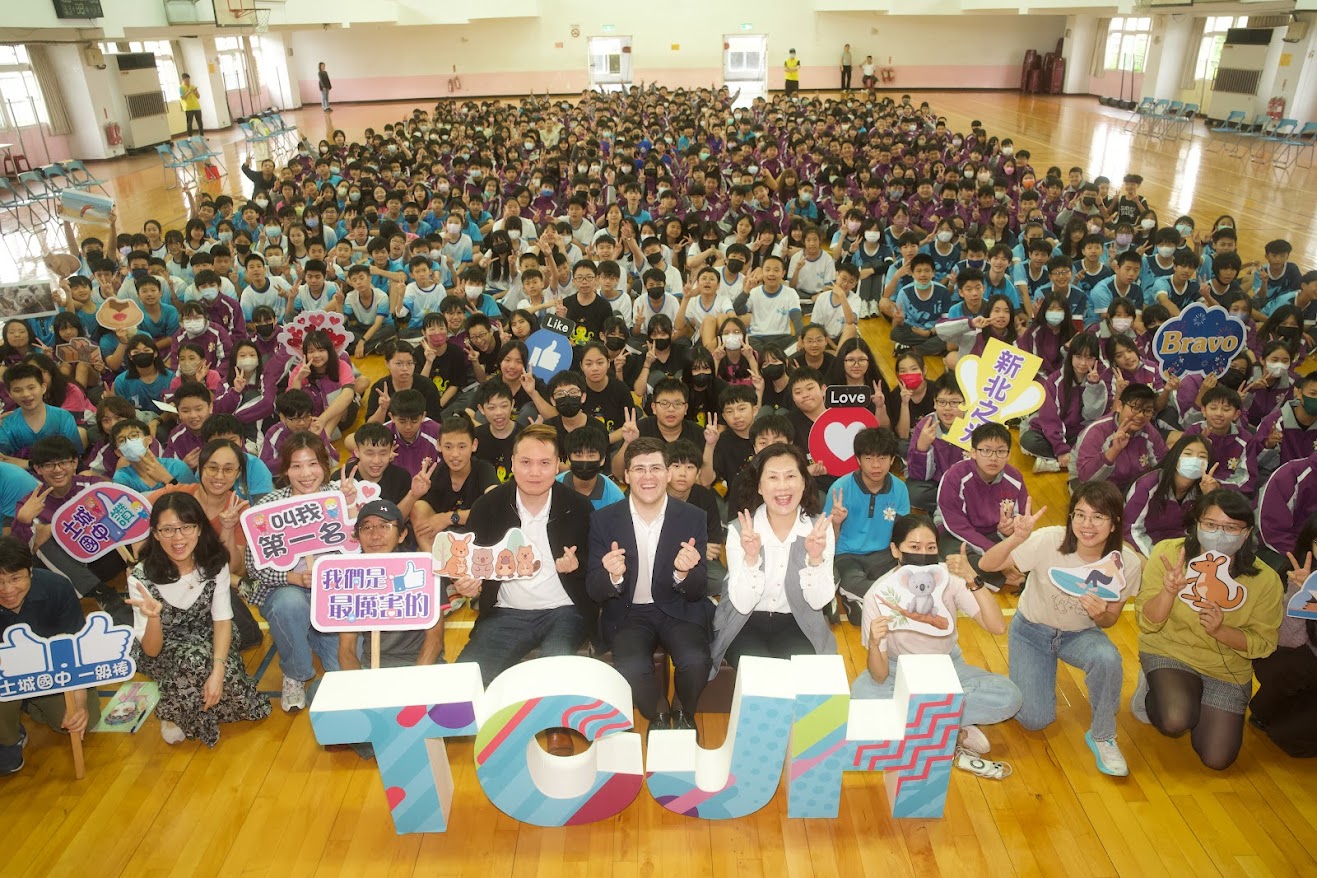 Deputy Representative Temple with teachers and students of Tucheng Junior High School.