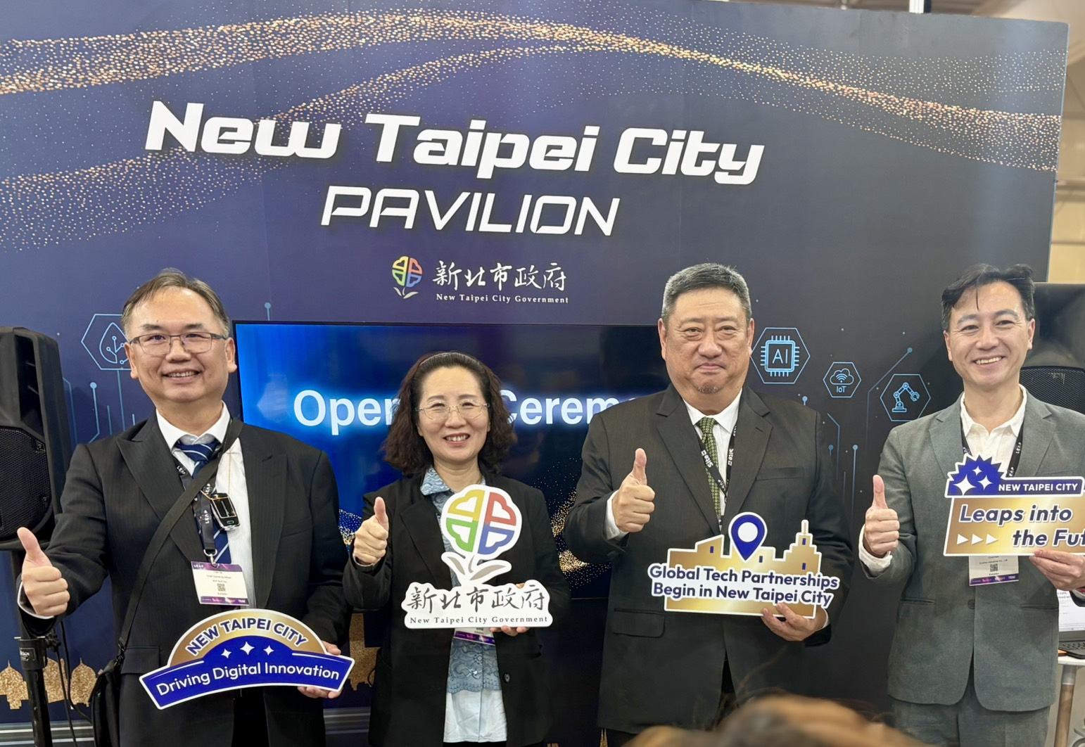 Ambassador Samee Chang of the Taipei Economic & Cultural Representative Office in the Kingdom of Saudi Arabia visited the New Taipei City Pavilion and took a commemorative photo with enterprise delegates.
