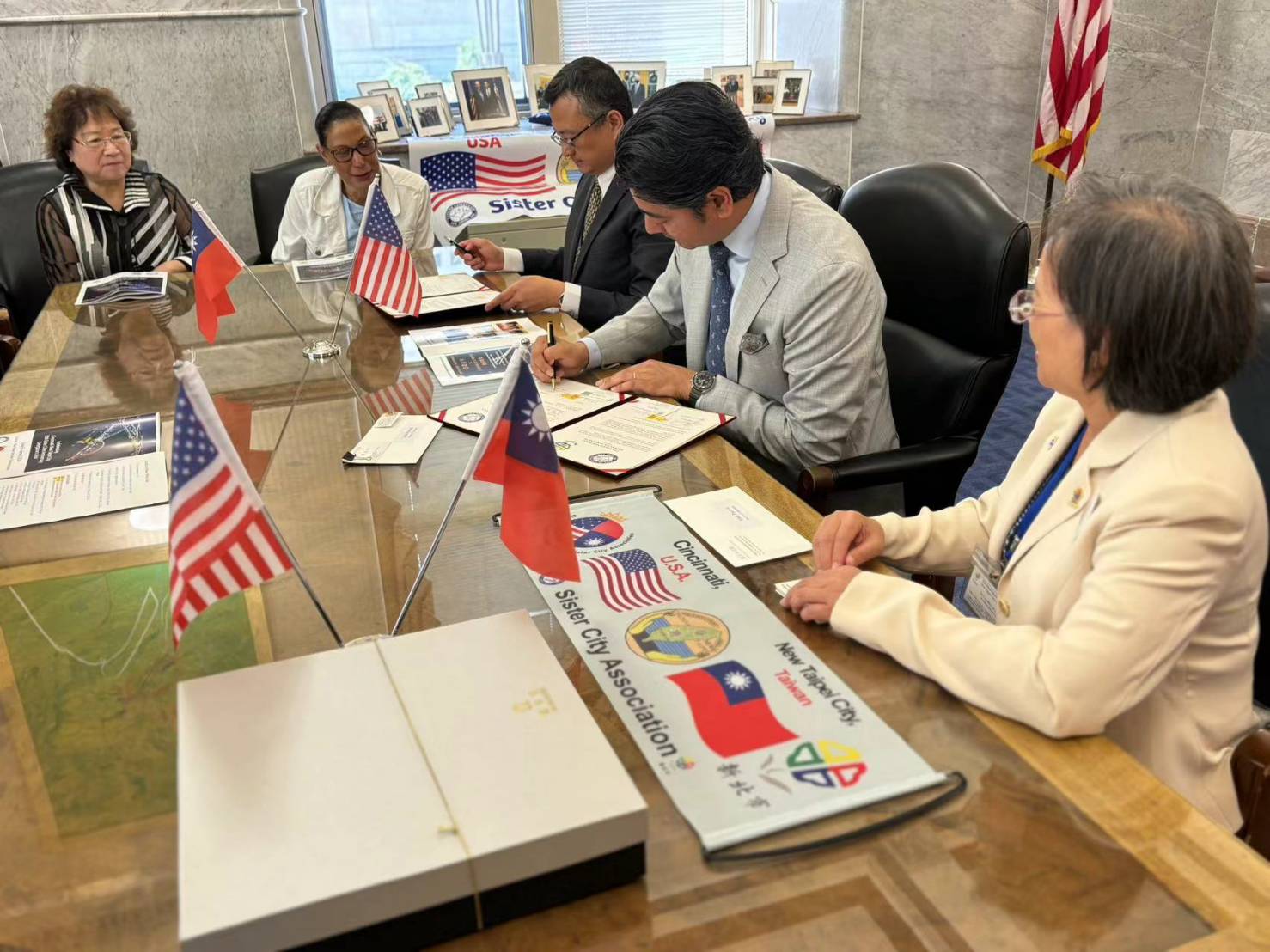 Cincinnati Mayor Aftab Pureval (second from right) signs the sister city agreement and declares the day "Taiwan Day".