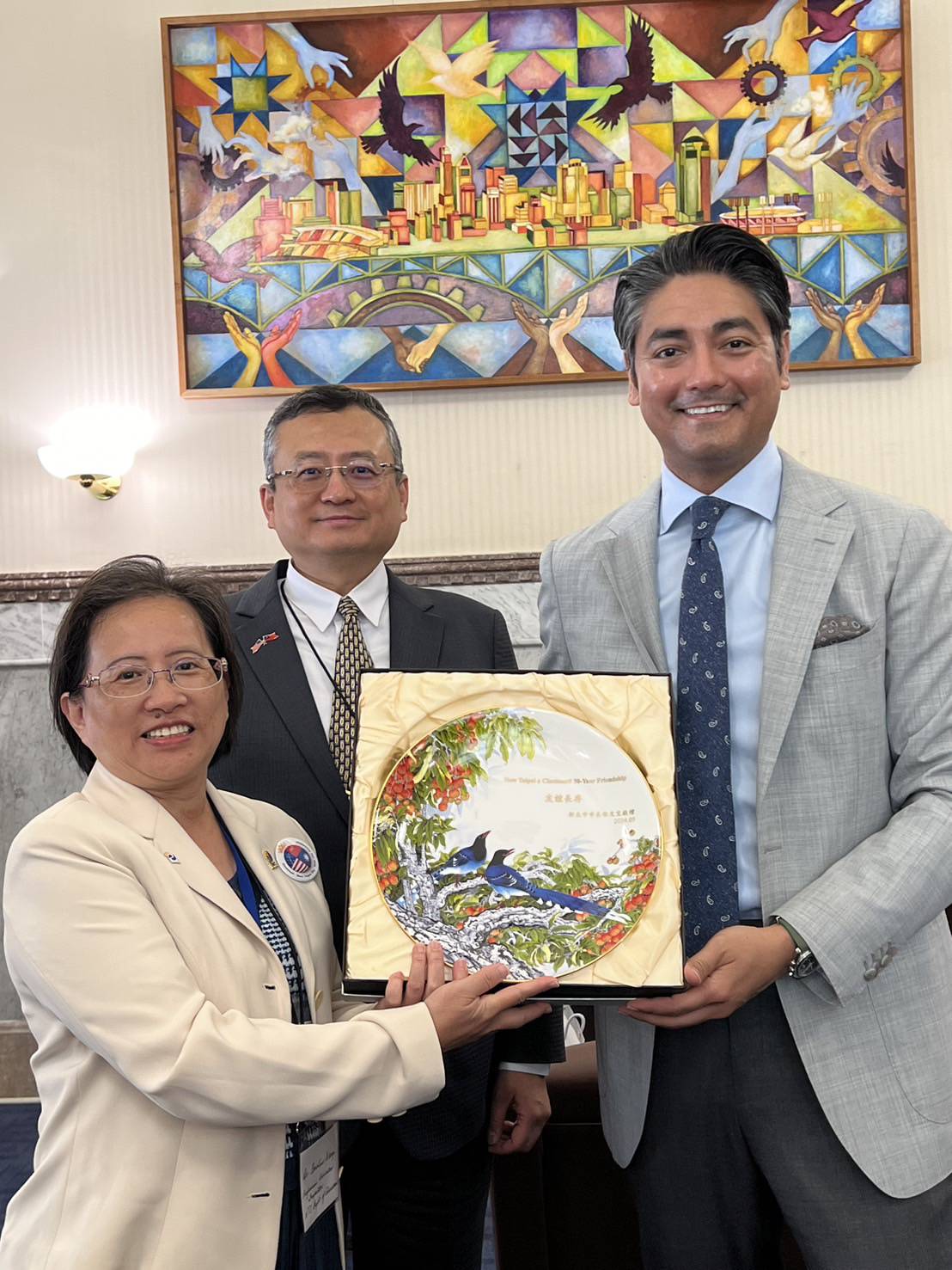 Dr. Wang Lu-lin (left), representing Mayor Hou, presents the 30th-anniversary commemorative porcelain plate to Mayor Aftab Pureval (right). In the center is Director General Yen-Feng Lei of the Taipei Economic and Cultural Office in Chicago.