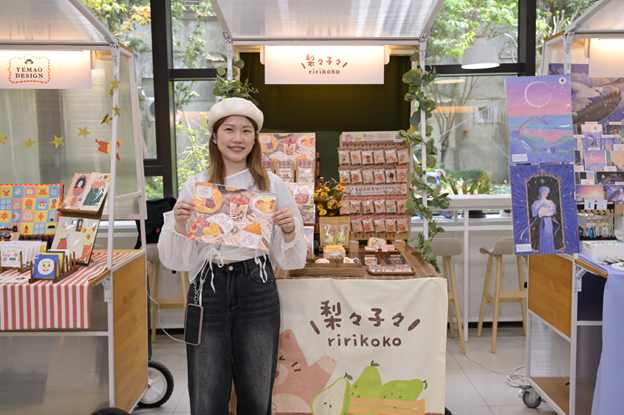 New Taipei City Government Youth Department will lead "ririkoko" to the Kuala Lumpur Illustration Fair (KLIF). (Center: Brand founder, Lizi)