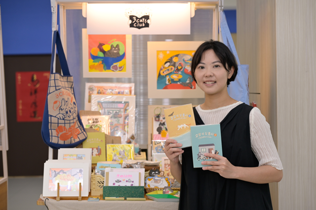 New Taipei City Government Youth Department will lead "miimiicat" to the Kuala Lumpur Illustration Fair (KLIF). (Center: Brand founder, Mizai)