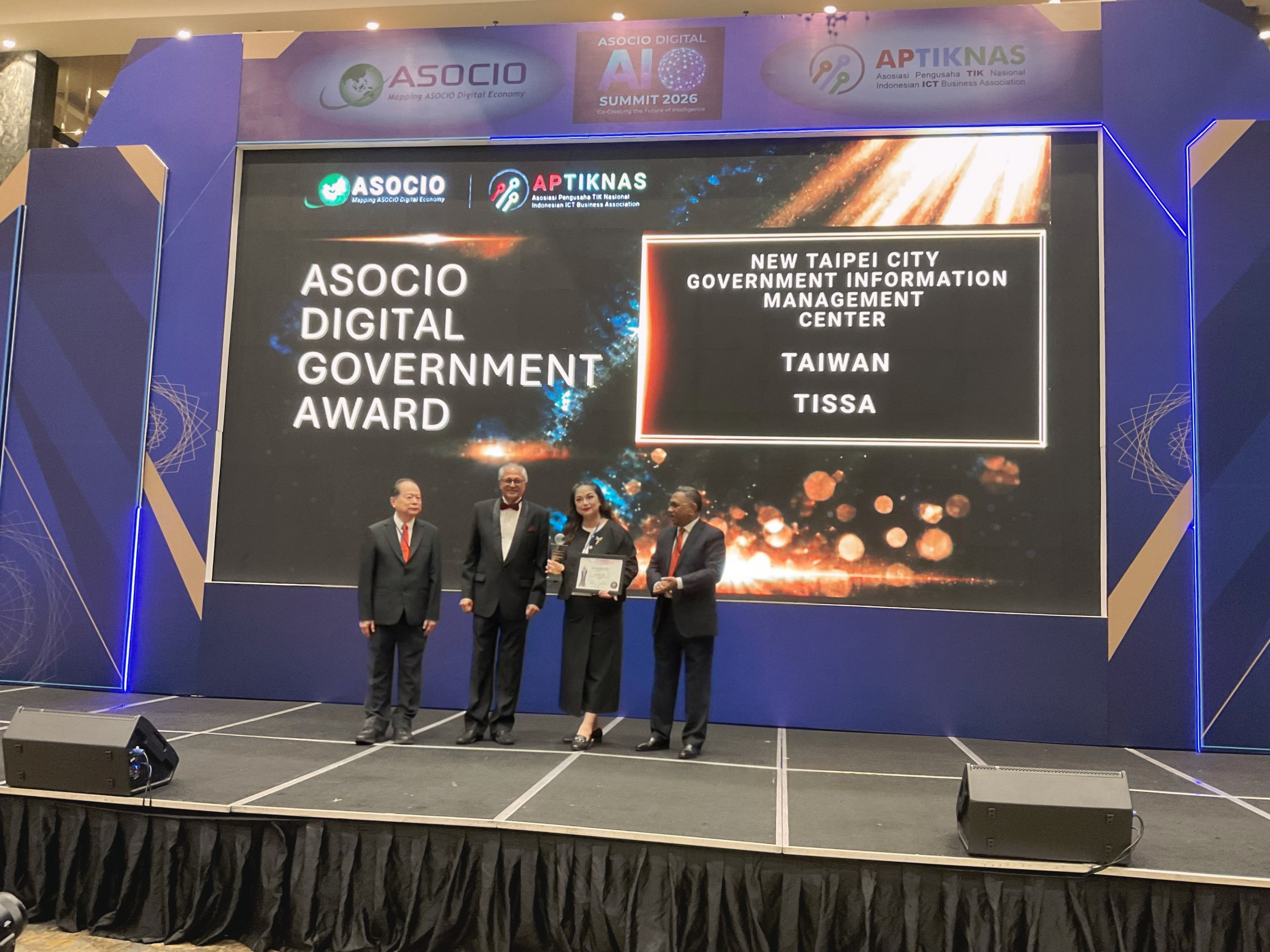 Representative from the New Taipei City Government attended the ASOCIO Digital & AI Summit 2026 award ceremony. ASOCIO Chairman Stan Singh Jit (second from left) presented the award, which was accepted by Wang Jui-Ling (second from right), Chief Secretary of the Research, Development and Evaluation Commission.