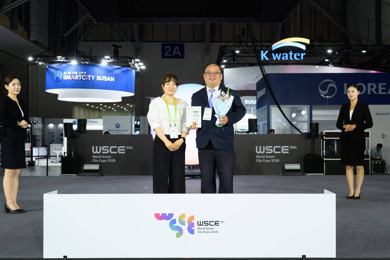 New Taipei City Government attends the WSCE 2026 World Smart City Expo and Awards Ceremony in South Korea. WSCE Secretary-General Kim Young-In (left) presents the award to Chen Fu-Tien (right), Director of the Information Management Center, who represented New Taipei City Government in receiving the award.