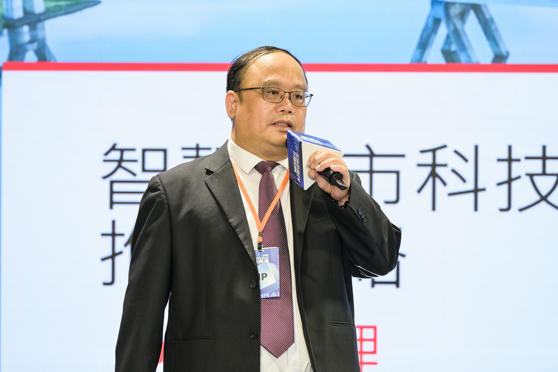 Figure 1: Chen Fu-Tien, Director of the Information Management Center of the New Taipei City Government, provides an in-depth analysis of New Taipei City's forward-looking plans for "AI Dual-Data Center Redundancy" and "Digital Twin" at the forum, demonstrating a firm determination to promote smart governance and build a resilient city.