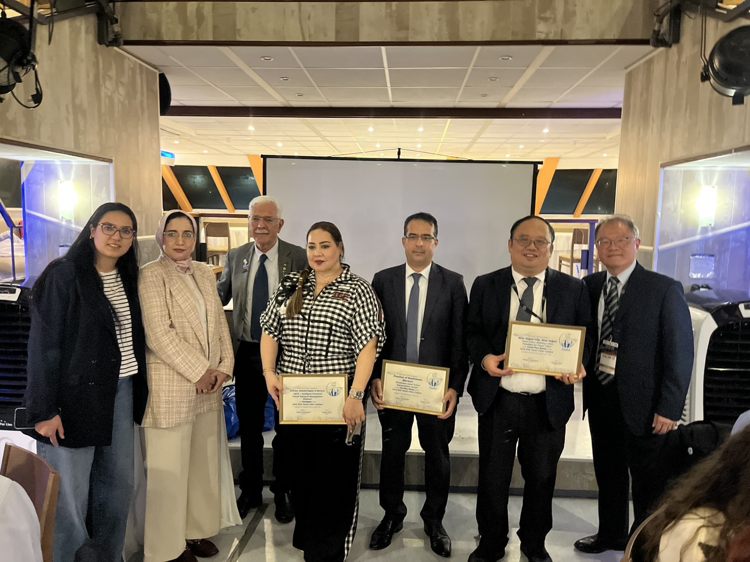 Group photo of representatives from the New Taipei City Government Information Management Center and overseas city award recipients.